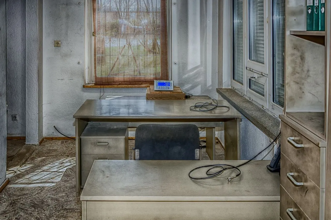 Espacio común de un edificio antes de la limpieza profesional de EFIPLAS